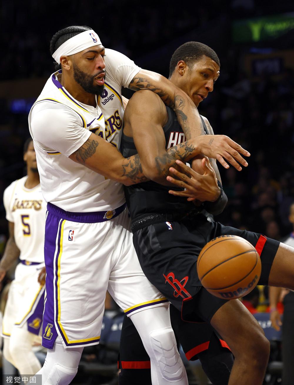 马刺榜眼秀哈珀半场状态全无，7投1中&三分3中0仅得4分2板3失误.